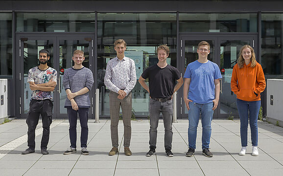 Sechs Mitglieder des Düsseldorfer iGEM2021-Teams vor dem Gebäude des Biologie-Neubaus.